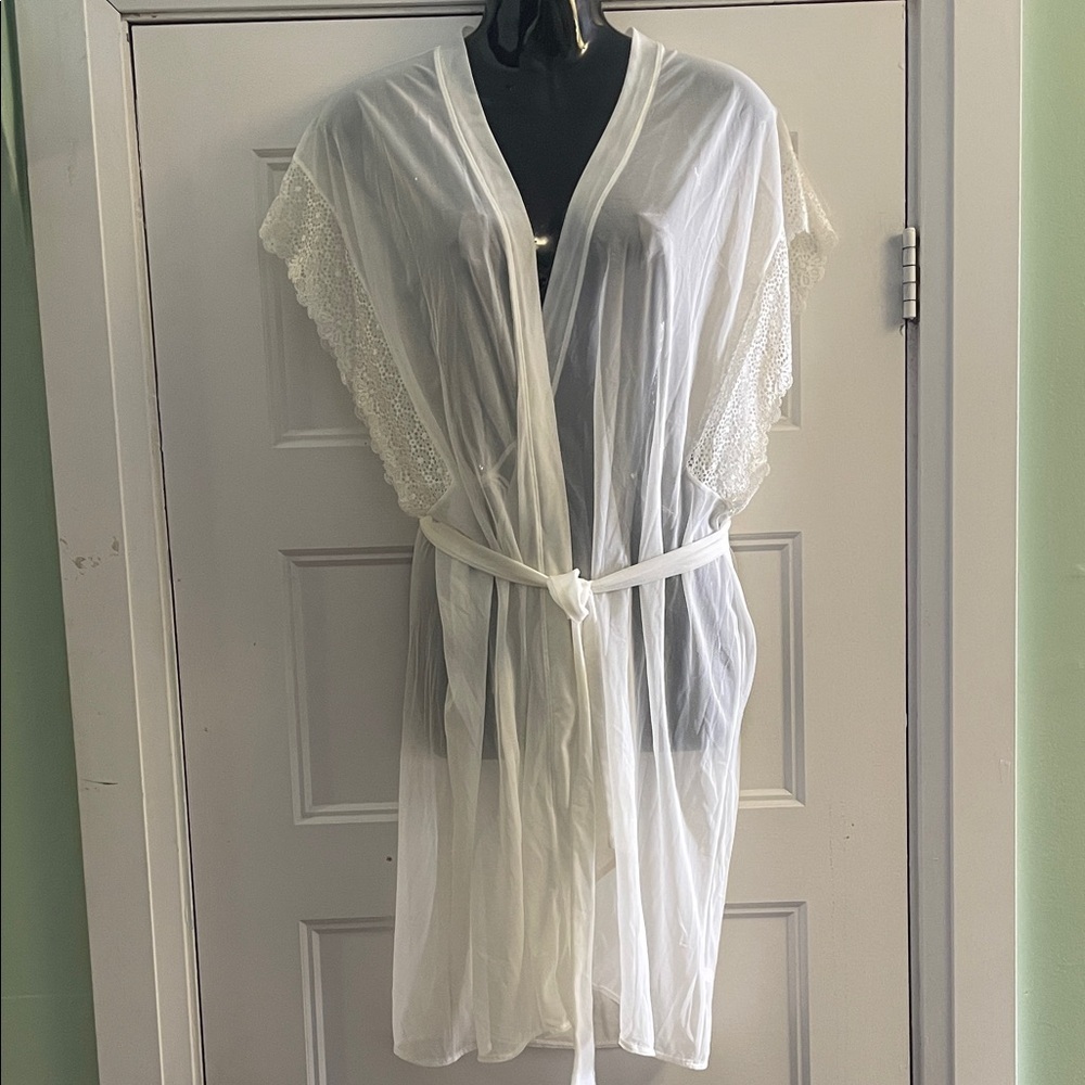 NEW La Vie En Rose White Lace Robe
